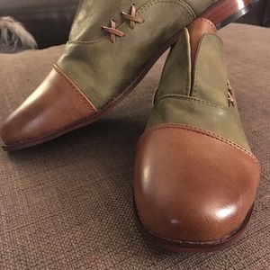 NWOT Women’s Olive Green Oxfords SZ 10.5